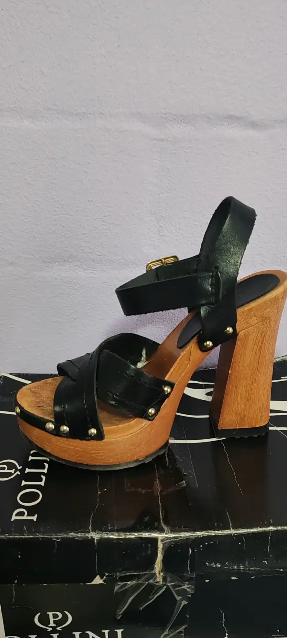 Sandalias de tacón alto de cuero negro - 4