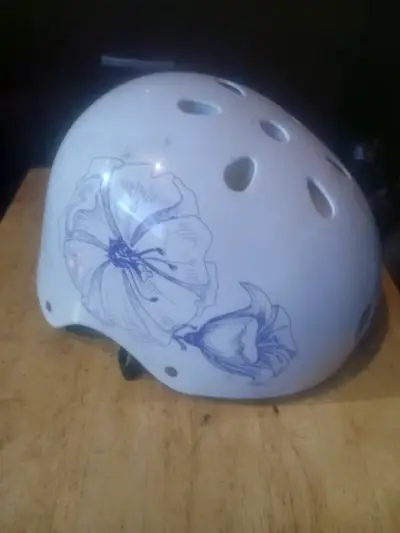 Casco de bicicleta blanco con diseño floral - miniatura 1