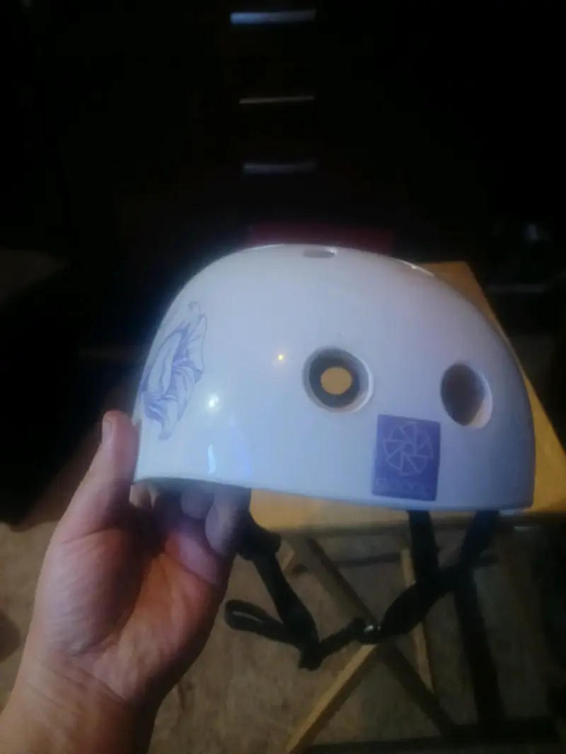 Casco de bicicleta blanco con diseño floral - 2