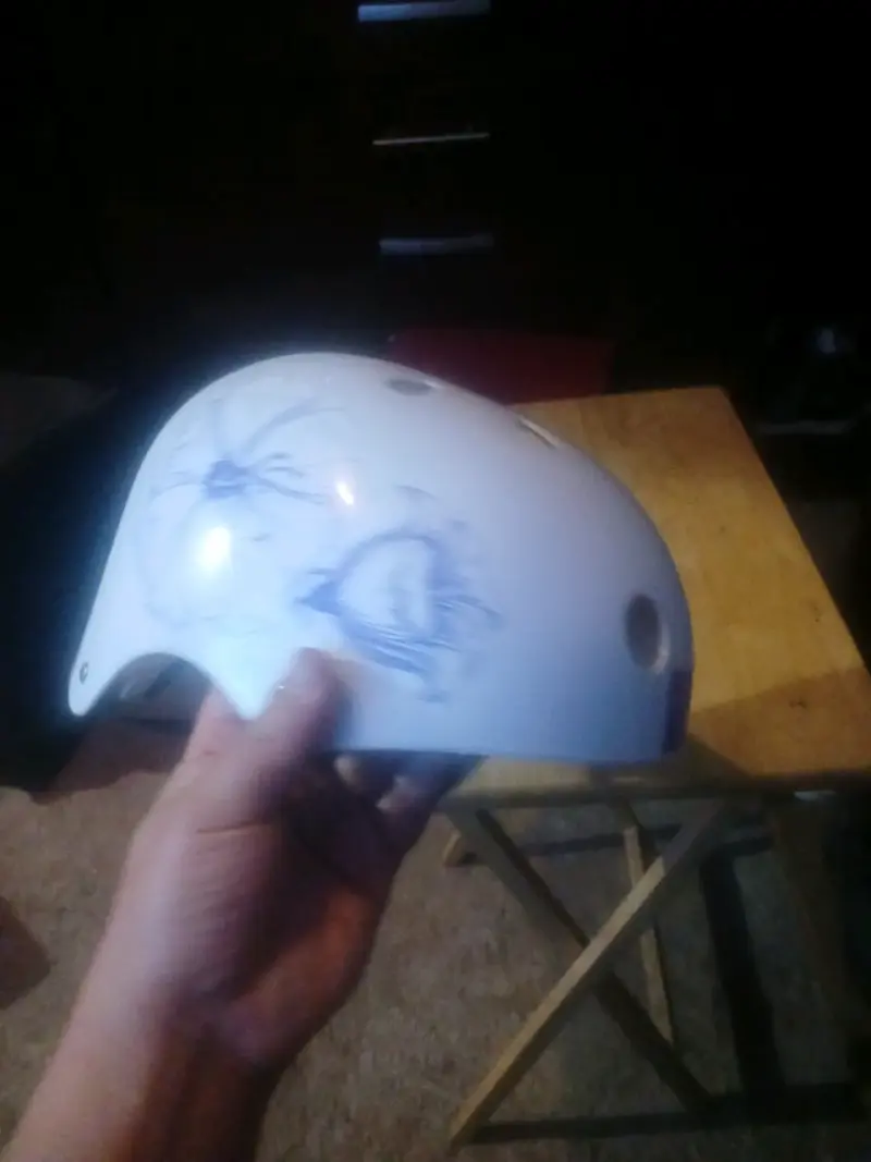 Casco de bicicleta blanco con diseño floral - 3