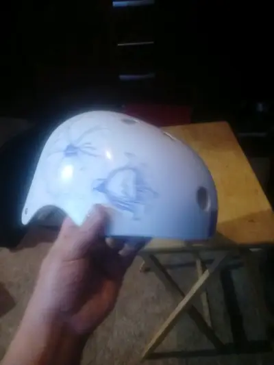 Casco de bicicleta blanco con diseño floral - miniatura 3