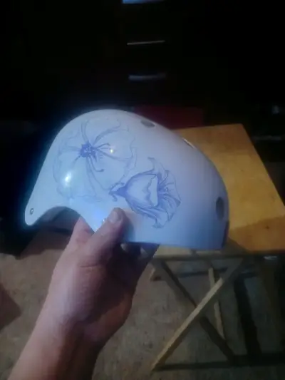 Casco de bicicleta blanco con diseño floral - miniatura 5