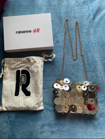 Cartera de lentejuelas doradas Rabanne H&M - miniatura 3