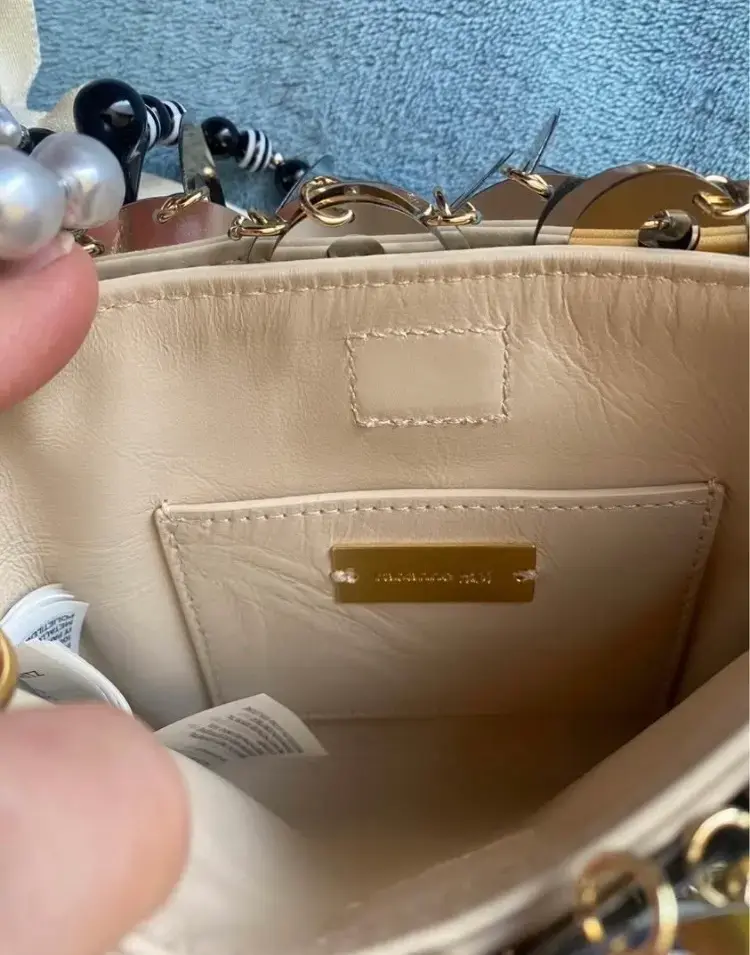 Cartera de lentejuelas doradas Rabanne H&M - 4