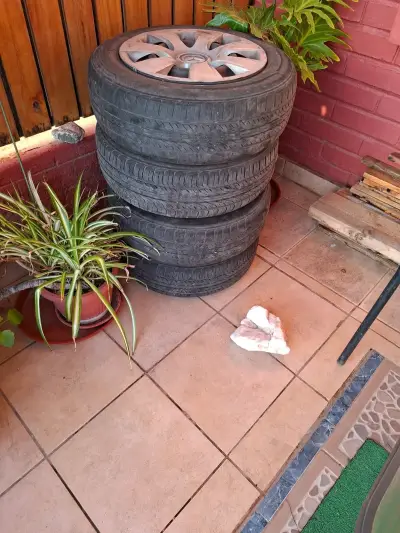Juego de 4 llantas con neumáticos usados - miniatura 1