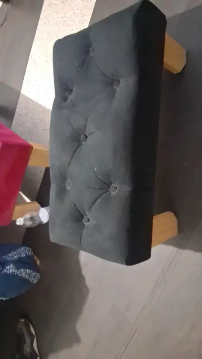 Banqueta de terciopelo negro con patas de madera - miniatura 1