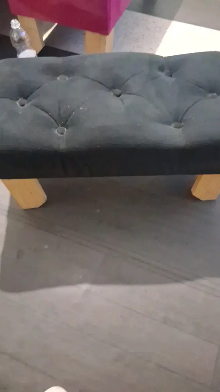 Banqueta de terciopelo negro con patas de madera - 2