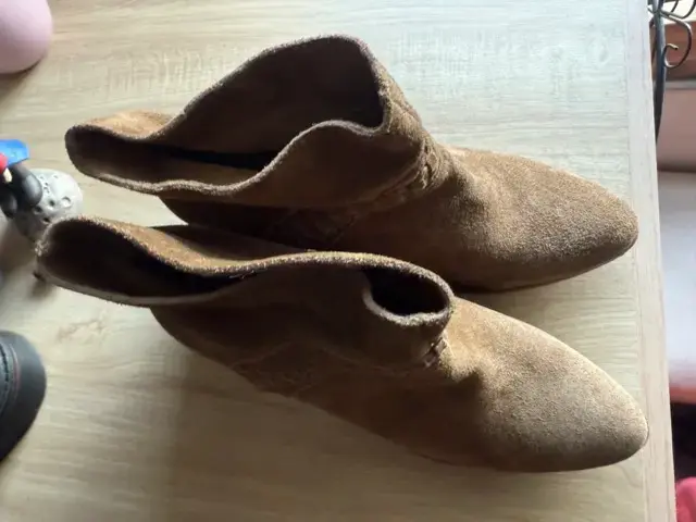 Botines de gamuza marrón con tacón medio - 2