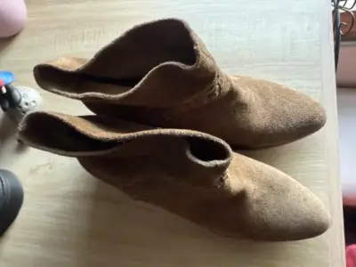 Botines de gamuza marrón con tacón medio - miniatura 2