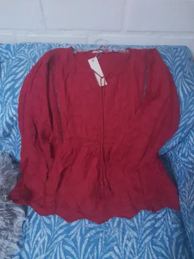 Blusa roja bohemia con detalles bordados - miniatura 2