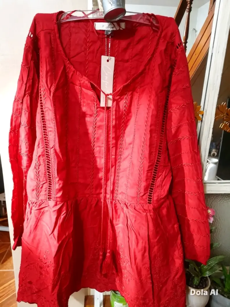 Blusa roja bohemia con detalles bordados - 3