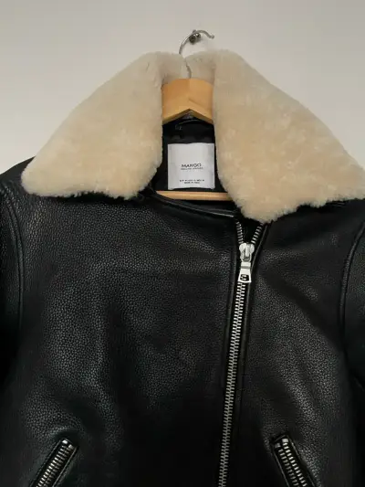 Chaqueta de cuero negra con cuello de lana Mango - miniatura 4