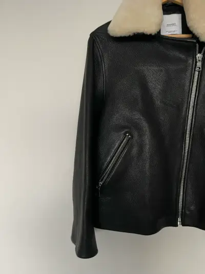 Chaqueta de cuero negra con cuello de lana Mango - miniatura 5