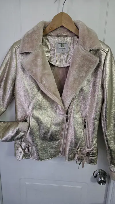 Chaqueta metálica dorada con forro de peluche - miniatura 1