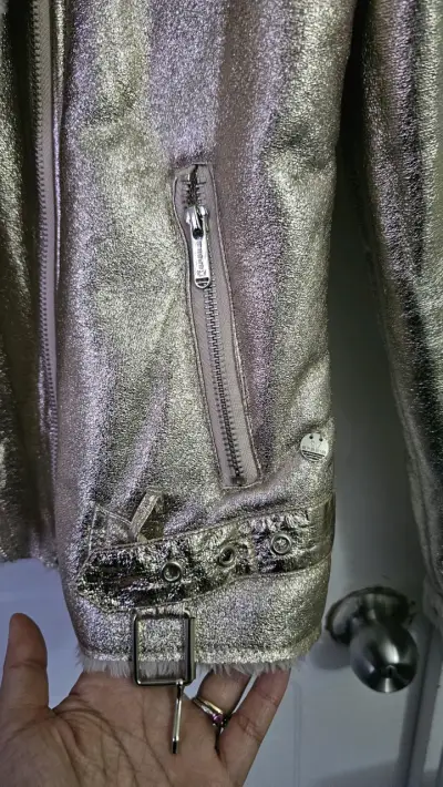 Chaqueta metálica dorada con forro de peluche - miniatura 4