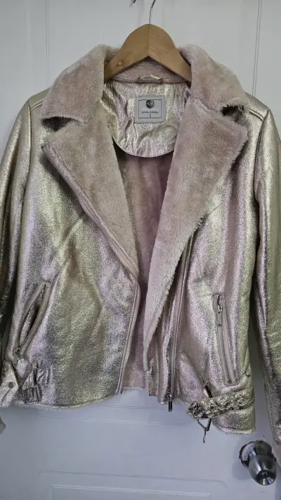 Chaqueta metálica dorada con forro de peluche - miniatura 5
