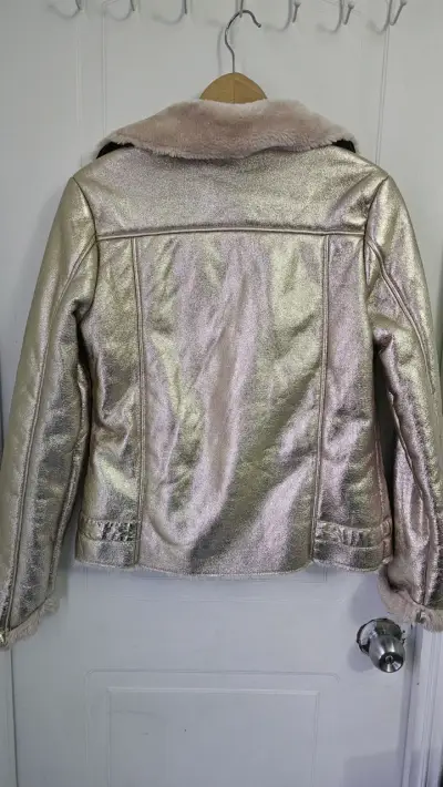 Chaqueta metálica dorada con forro de peluche - miniatura 6