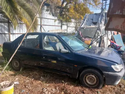 Auto sedán usado en estado regular - miniatura 1