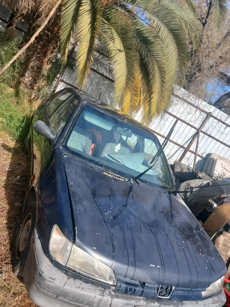 Auto sedán usado en estado regular - 2