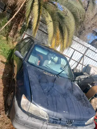 Auto sedán usado en estado regular - miniatura 2