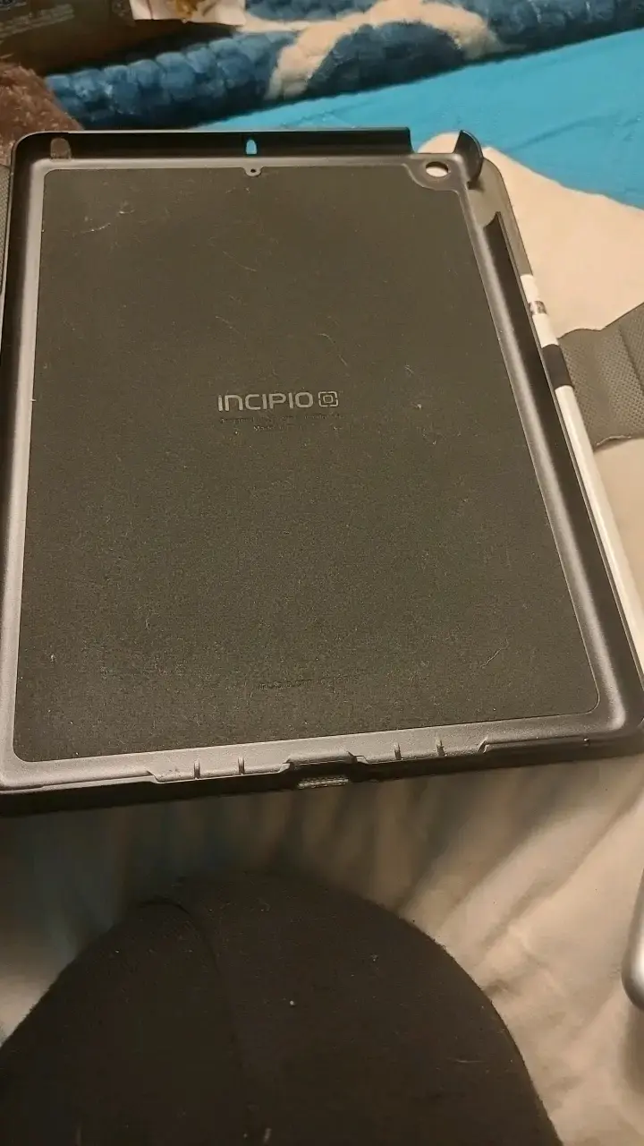 iPad Apple con funda y lápiz - 3