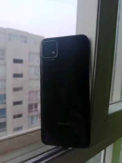 Smartphone Huawei con cámara cuádruple - miniatura 2