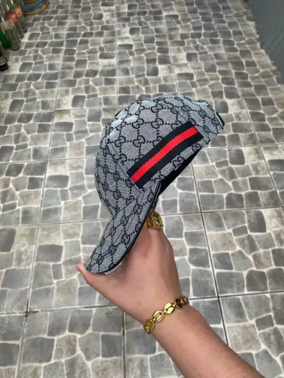 Gorra Gucci con diseño monograma y banda roja - miniatura 1