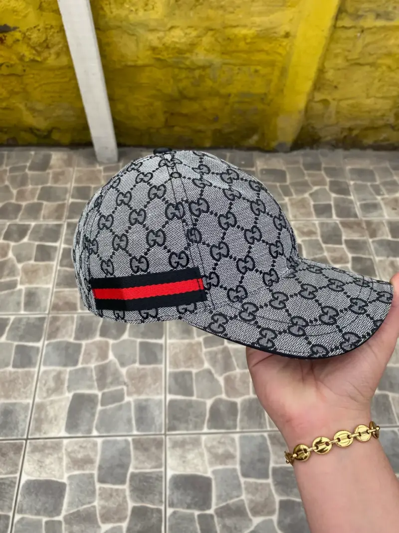 Gorra Gucci con diseño monograma y banda roja - 2