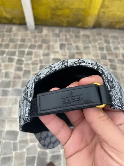 Gorra Gucci con diseño monograma y banda roja - miniatura 3