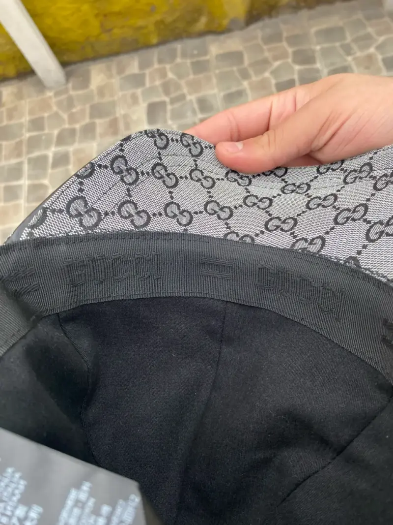 Gorra Gucci con diseño monograma y banda roja - 5