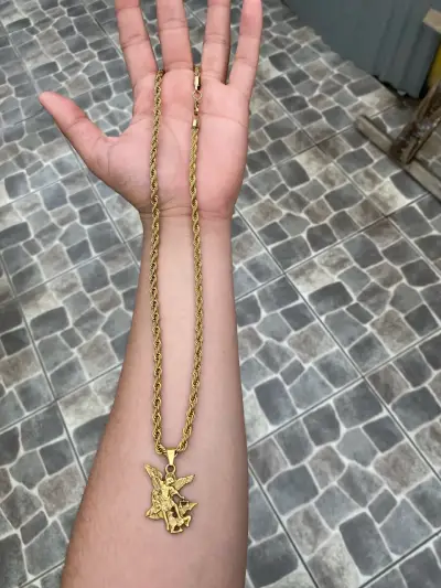 Collar de cadena dorada con colgante de ángel - miniatura 1