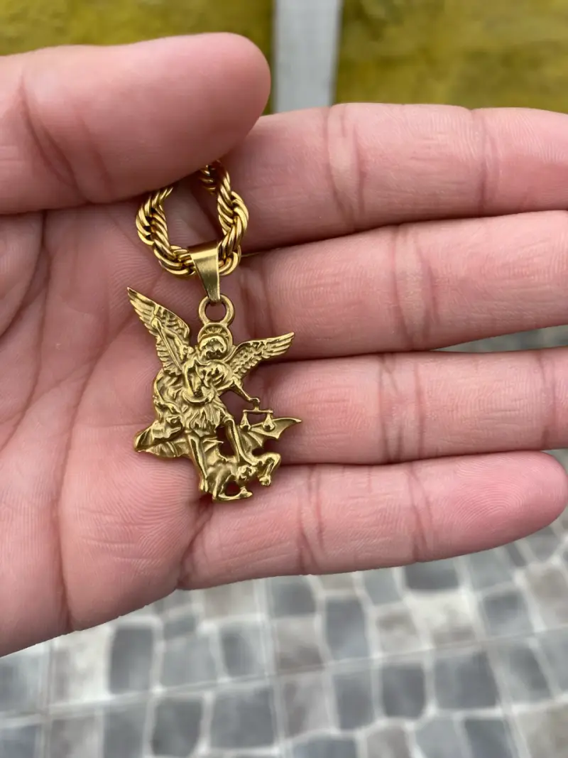 Collar de cadena dorada con colgante de ángel - 2