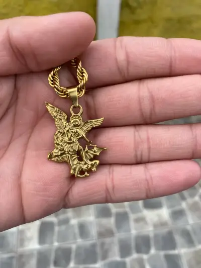 Collar de cadena dorada con colgante de ángel - miniatura 2