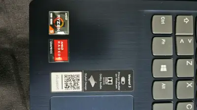 Laptop Lenovo con AMD Ryzen 5 y Radeon Graphics - miniatura 3
