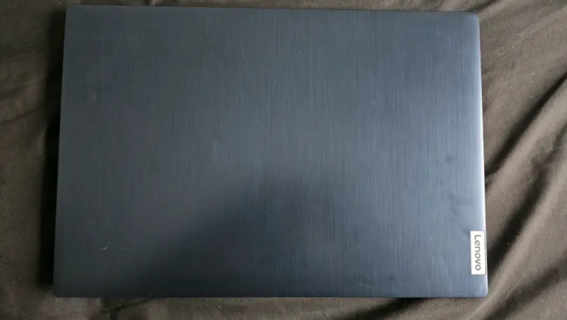 Laptop Lenovo con AMD Ryzen 5 y Radeon Graphics - 4