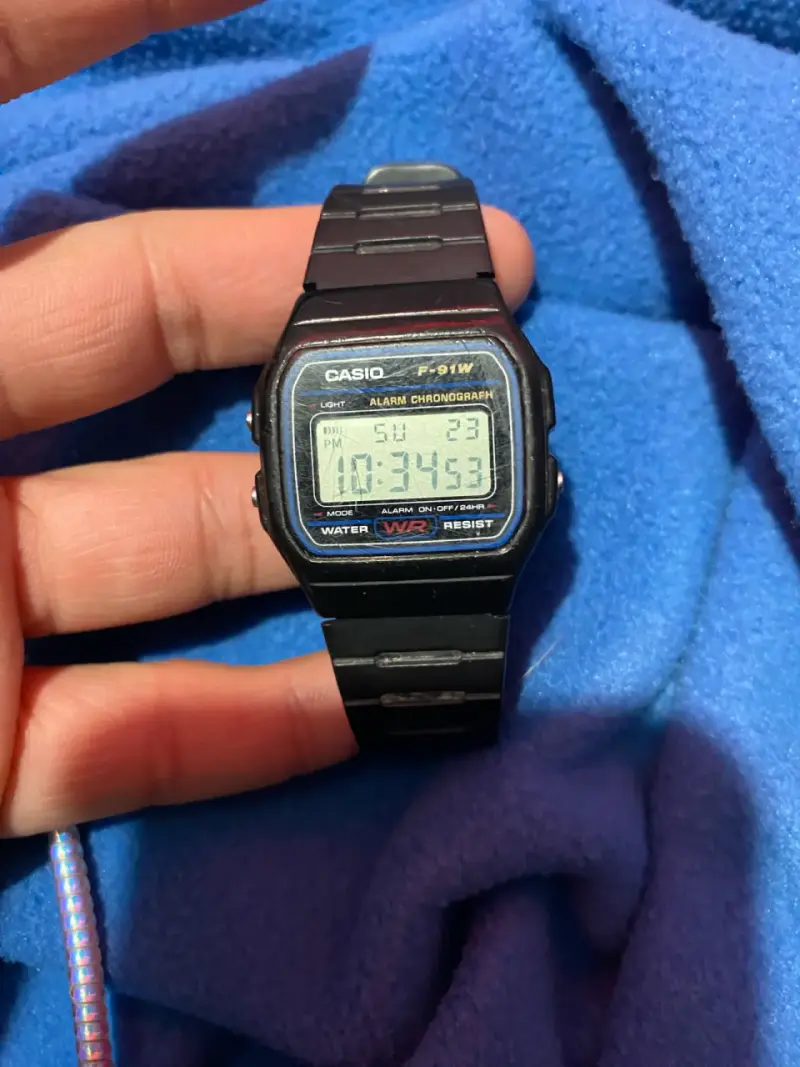 Reloj digital Casio F-91W resistente al agua - 1