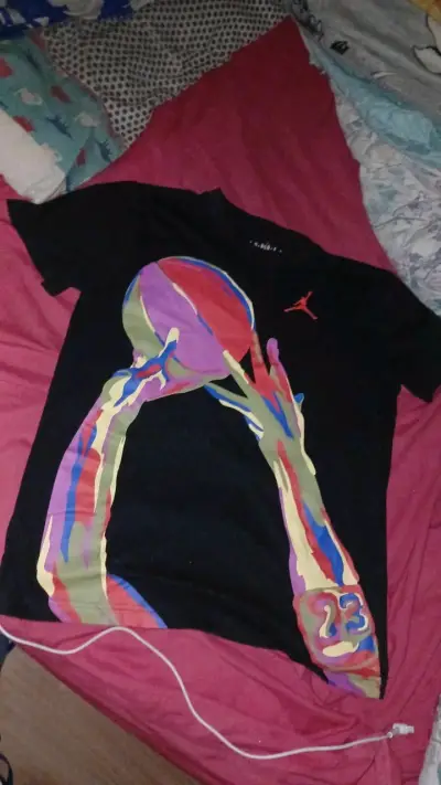 Polera Jordan negra con diseño colorido - miniatura 1