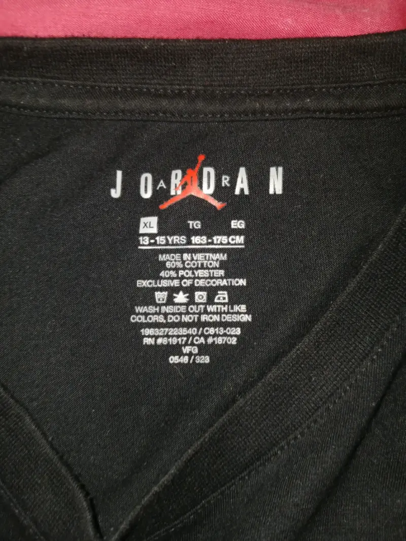 Polera Jordan negra con diseño colorido - 2