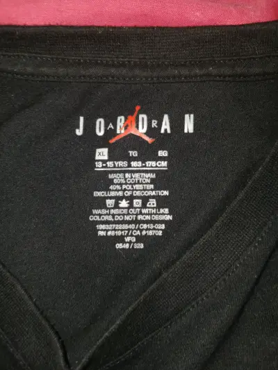 Polera Jordan negra con diseño colorido - miniatura 2