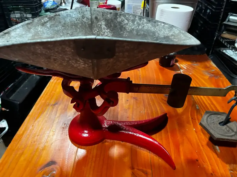 Balanza antigua de metal roja - 1