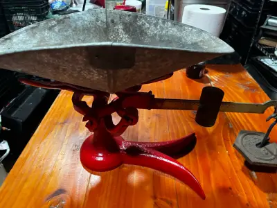 Balanza antigua de metal roja - miniatura 1