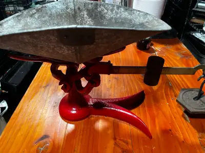 Balanza antigua de metal roja - miniatura 2