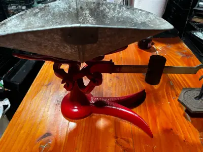 Balanza antigua de metal roja - miniatura 3
