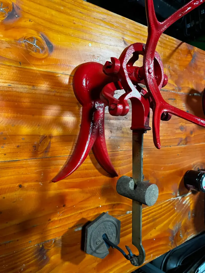 Balanza antigua de metal roja - 4