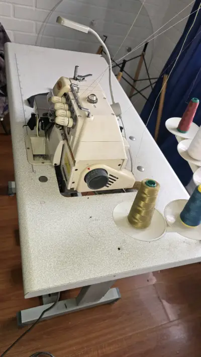 Máquina Overlock Industrial Siruba GN757 como nuev - miniatura 1