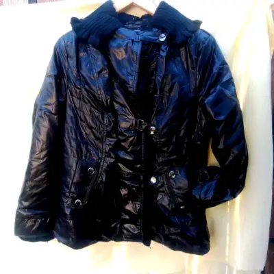 Chaqueta negra acolchada para mujer - miniatura 1