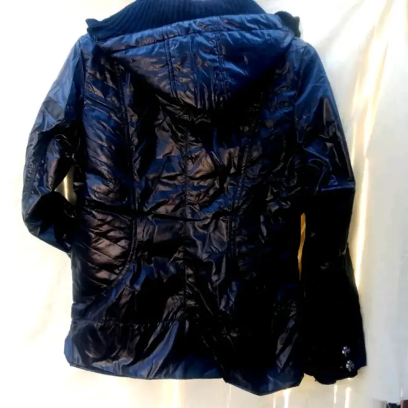 Chaqueta negra acolchada para mujer - 2