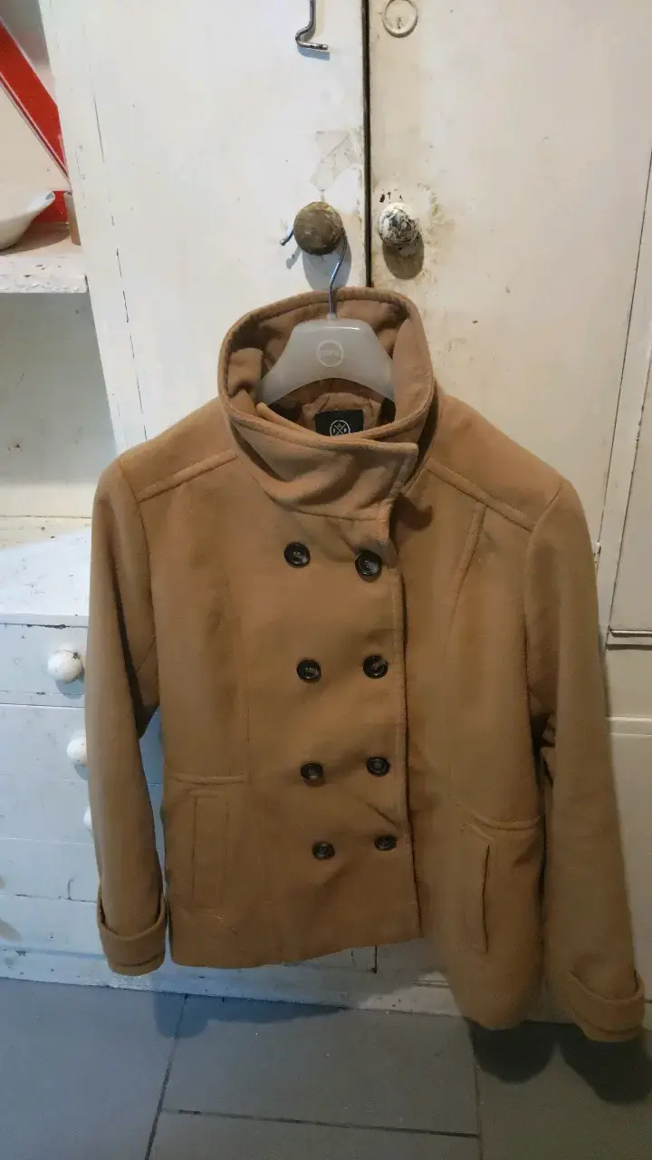 Abrigo marrón de lana estilo militar para mujer