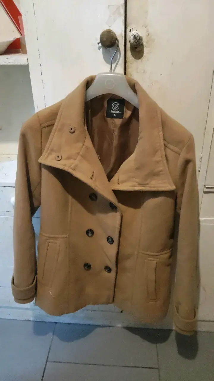 Abrigo marrón de lana estilo militar para mujer - 3