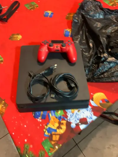 Consola de videojuegos con control rojo y cables - miniatura 1